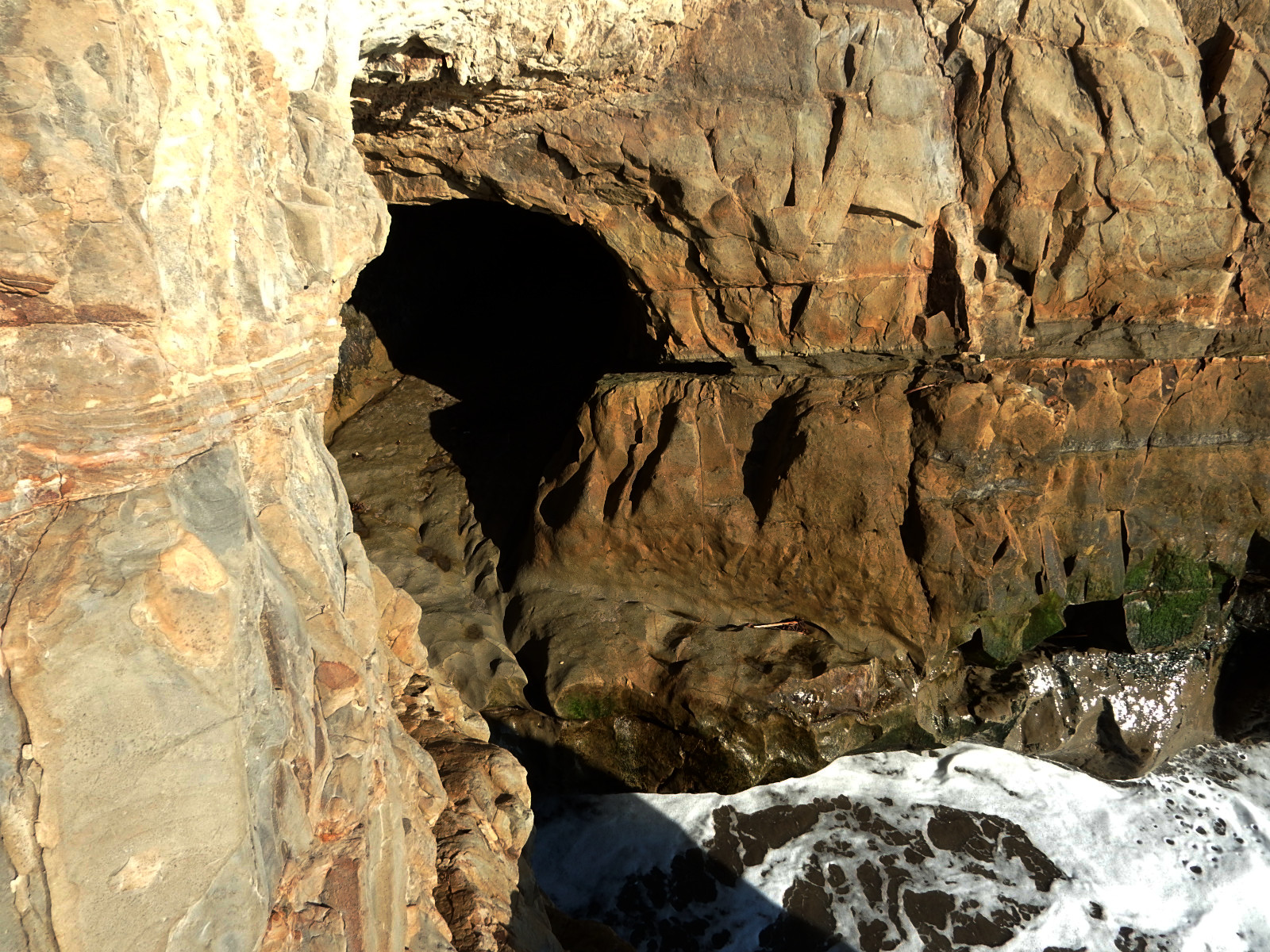 稲村ヶ崎の洞窟